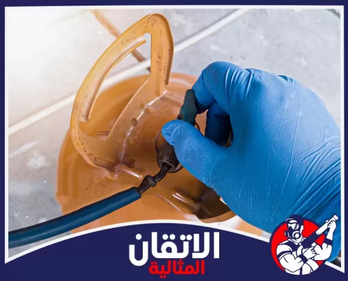 شحن غاز المكيف بالجبيل 0567008659 أتقان المثالية فني يجهز أسطوانة فريون لاستخدامها في شحن مكيف ضمن خدمات اتقان المثالية.