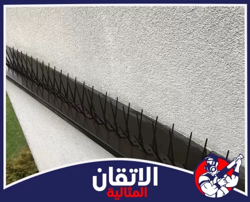 تركيب شبك البلكونات بالأحساء 0567008659 شركة أتقان المثالية أشواك بلاستيكية سوداء طاردة للطيور مثبتة على حافة جدار مبنى خارجي لمنع وقوف الحمام والطيور.