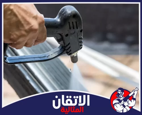 تنظيف مكيفات مركزية بالظهران 0567008659 شركة أتقان المثالية استخدام مضخة مياه عالية الضغط لغسيل وتنظيف زعانف المكيف بفعالية.