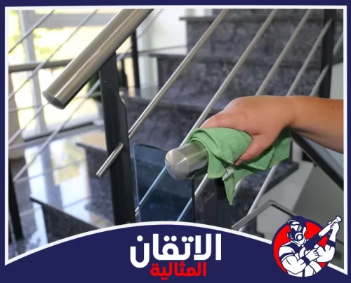 غسيل سلالم العمائر بالجبيل 0567008659 شركة أتقان المثالية لقطة قريبة لعملية مسح وتطهير حواف السلالم لضمان النظافة العامة.