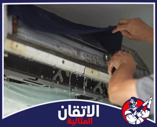 تنظيف مكيفات المكاتب بالقطيف 0567008659 شركة أتقان المثالية فني يقوم بغسيل وتنظيف الوحدة الداخلية للتكييف باستخدام مضخة مياه لإزالة الأتربة