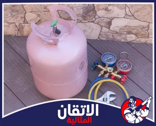 شحن فريون مكيف سبليت بالقطيف 0567008659 الأتقان المثالية أسطوانة فريون مع جهاز قياس الضغط والخراطيم والمفتاح المستخدم لشحن غاز المكيفات في القطيف لضمان تعبئة دقيقة وكفاءة التبريد.
