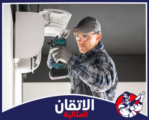 تركيب مكيفات سبليت الجبيل 0567008659 شركة أتقان المثالية لقطة قريبة لملفات التبريد الداخلية للتكييف أثناء الصيانة وإزالة الأتربة
