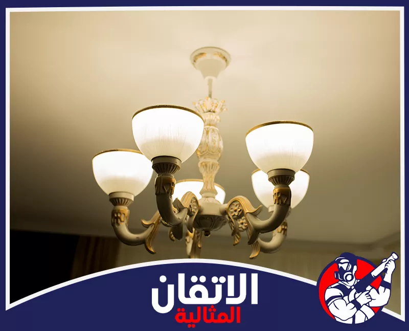 تنظيف ثريات كريستال في الدمام 0567008659 شركة أتقان المثالية إضاءة دافئة تنبعث من ثريا سقف راقية بتفاصيل ذهبية جذابة