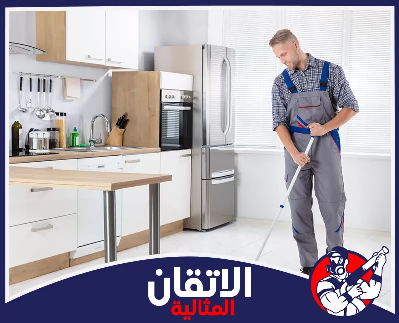 تنظيف الرخام الصناعي للمطابخ بالقطيف 0567008659 شركة أتقان المثالية رجل يقوم بتنظيف وتلميع أرضية المطبخ باستخدام ممسحة يدوية
