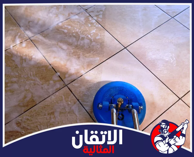 جلي رخام الظهران 0567008659 شركة أتقان المثالية تنظيف وجلي السيراميك بجهاز دائري أزرق يوزع رغوة التنظيف لإعادة اللمعان للأرضية.