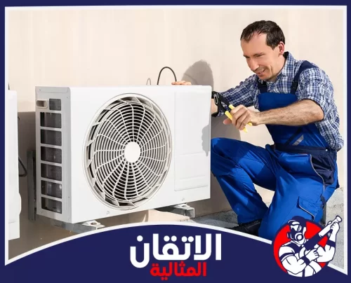 تركيب مكيفات شباك بالدمام 0567008659 أتقان المثالية فني يفحص وحدة المكيف الخارجية في الدمام باستخدام أدوات الصيانة لضمان تشغيل مستقر وكفاءة تبريد أفضل.